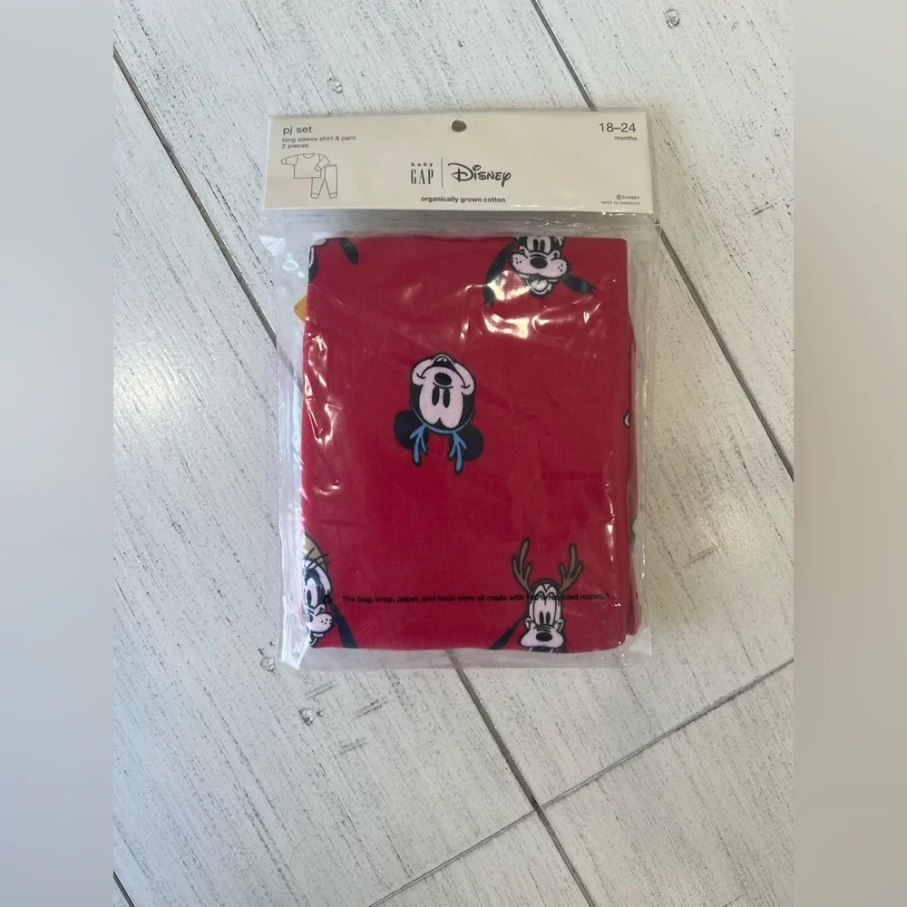NWT Baby Gap x Disney Christmas Long Sleeve Pajama Set Size 18-24 Months Red